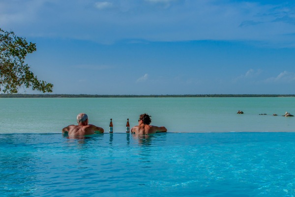 Una piscina al aire libre, tumbonas