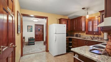 Room, Private Bathroom (Engineers Suite) | Private kitchen
