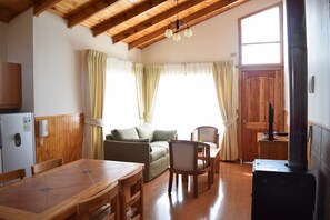 تلفزيون بشاشة مسطحة بحجم 40-بو صة يعرض قنوات تلفزيونية رقمية