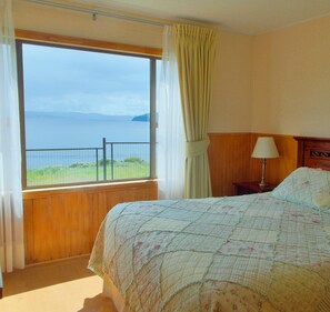 Bungalow, 2 soverom, havutsikt | 2 soverom, individuelt innredet og strykejern/-brett