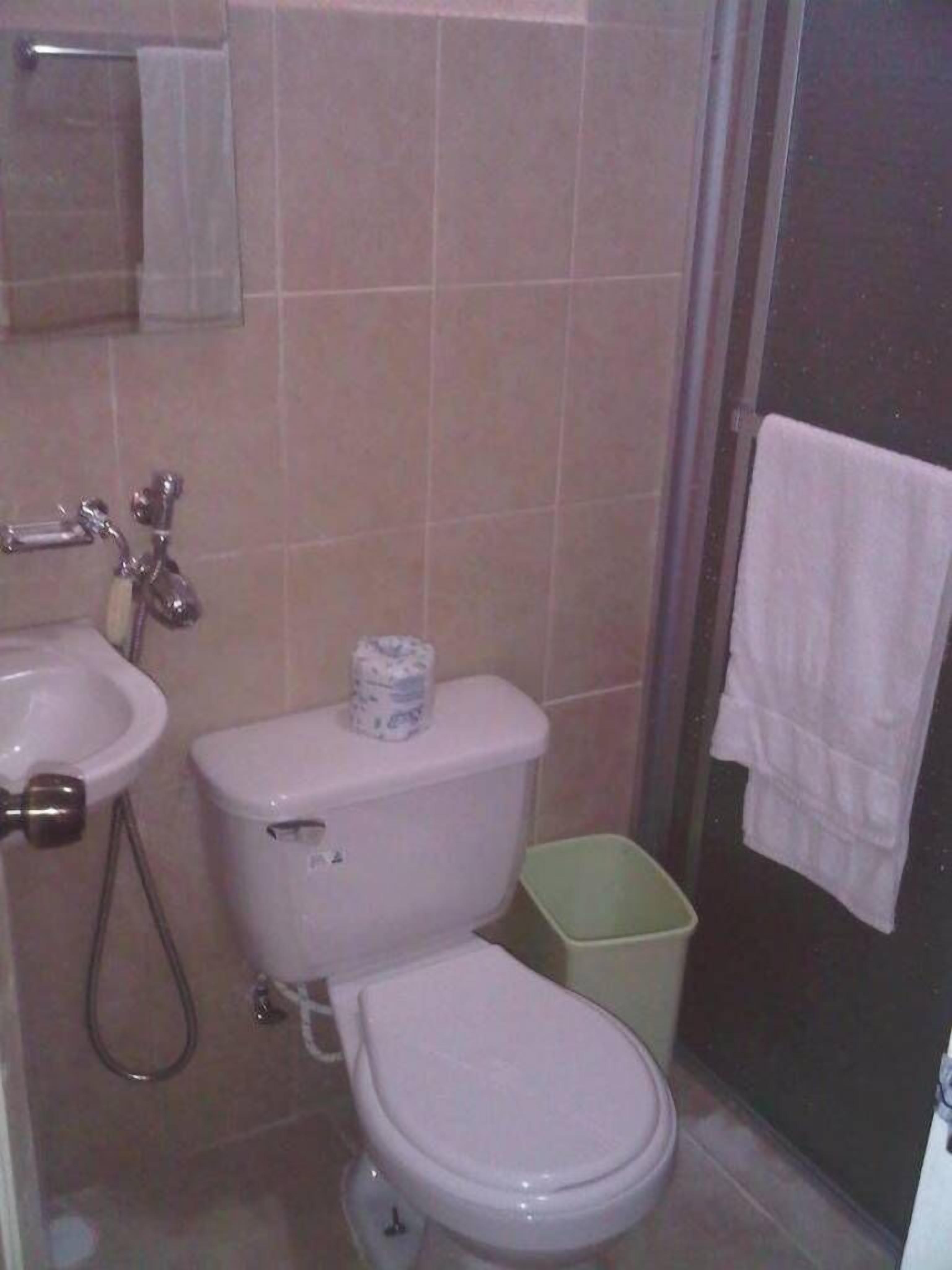 Shower, free toiletries, towels