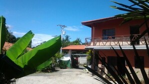 A two-story building with a red roof and a balcony. - Residencial Rio Hato (Rio Hato)