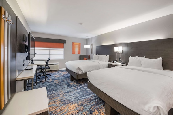 Una scrivania, postazione laptop, tende oscuranti, ferro/asse da stiro