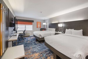 Escritorio, espacio para trabajar con un portátil, cortinas opacas