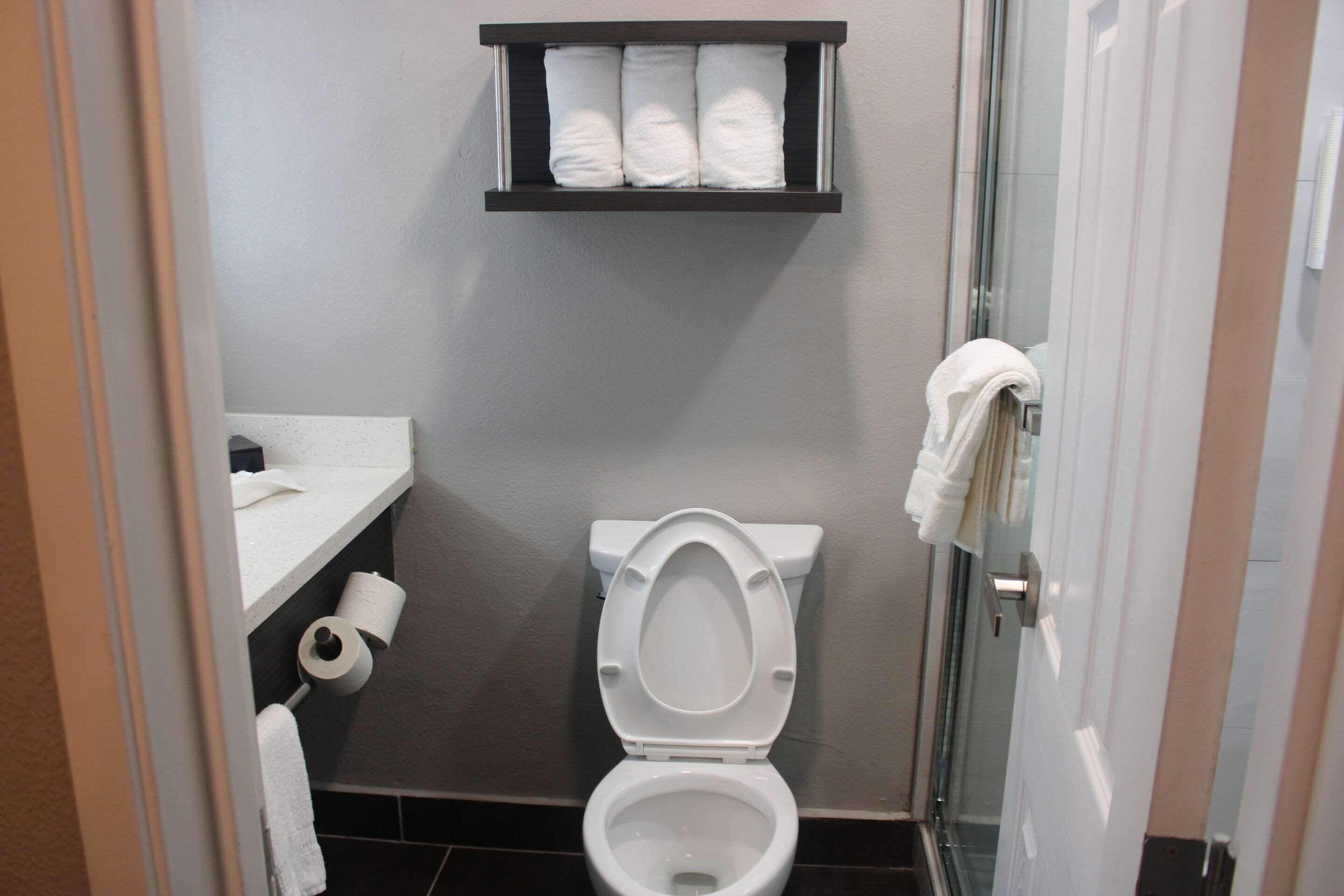 standard room, 1 king bed, non smoking | desk, laptop workspace, blackout curtains, iron/ironing board