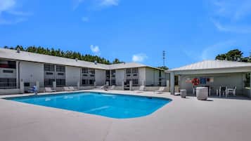 Kolam renang outdoor musiman