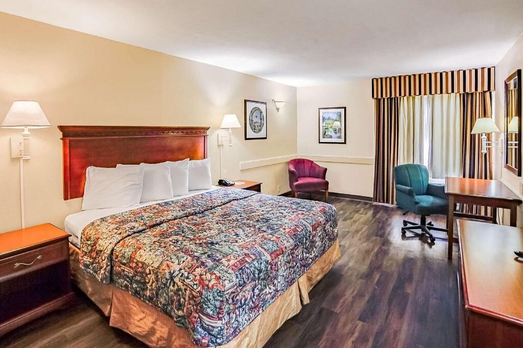 書桌、筆電工作空間、遮光布/窗簾、熨斗/熨衣板