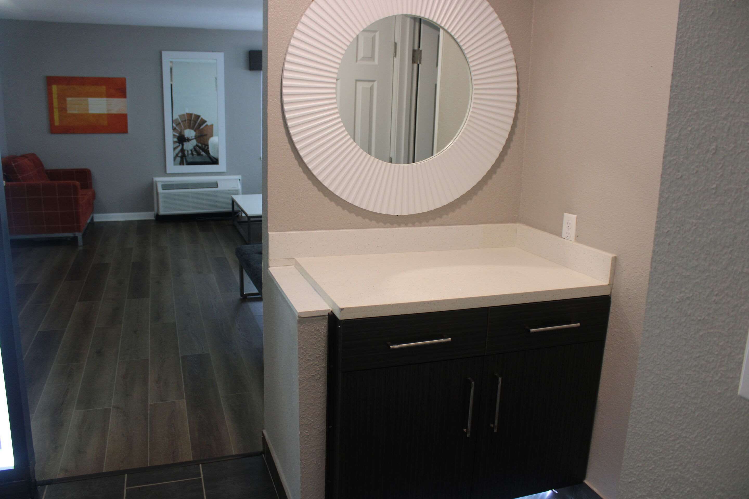 Escritorio, espacio para trabajar con un portátil, cortinas opacas