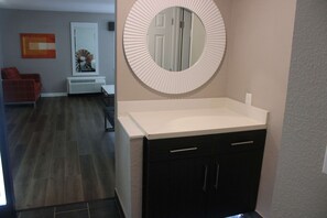 Skrivebord, skrivebord for bærbar PC og blendingsgardiner