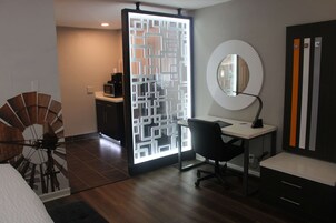 Escritorio, espacio para trabajar con un portátil, cortinas opacas