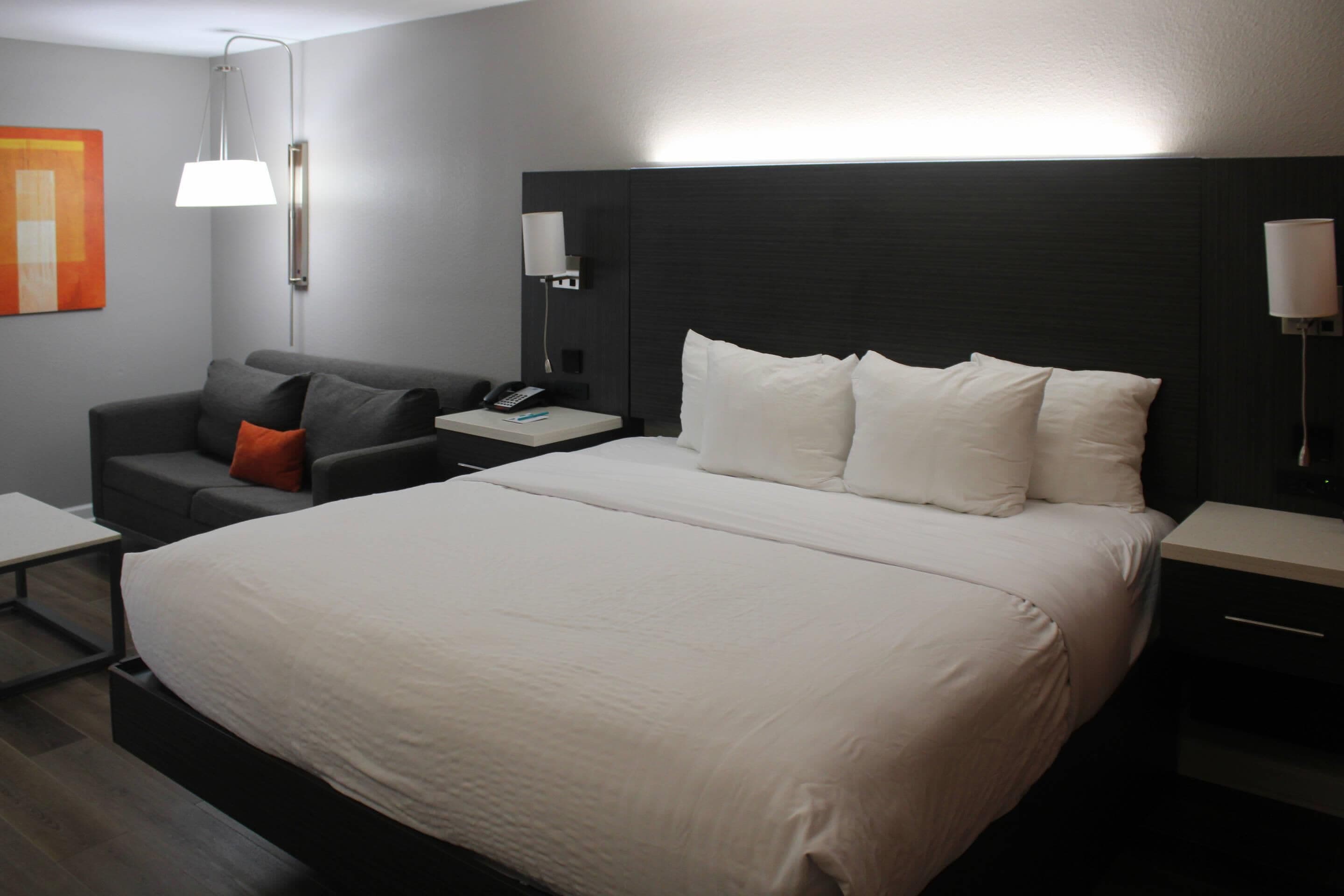 デスク、ノートパソコン用作業スペース、遮光カーテン、アイロン / アイロン台