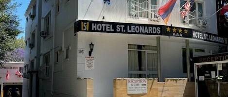 Un edificio con un cartel que dice "Hotel St. Leonard's" y banderas.