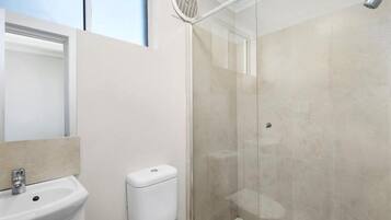 Dusche, kostenlose Toilettenartikel, Haartrockner, Handtücher