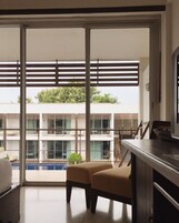 Minibar, caja de seguridad en la habitación y escritorio 