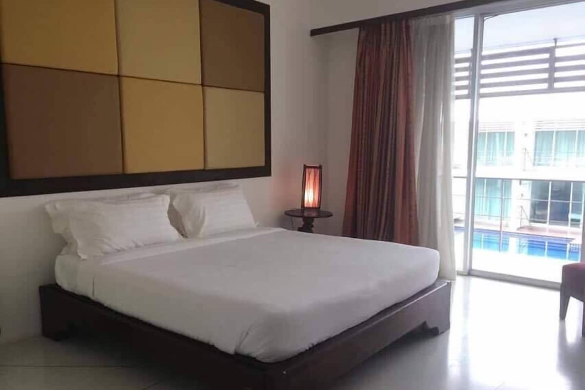 Minibar, coffres-forts dans les chambres, bureau