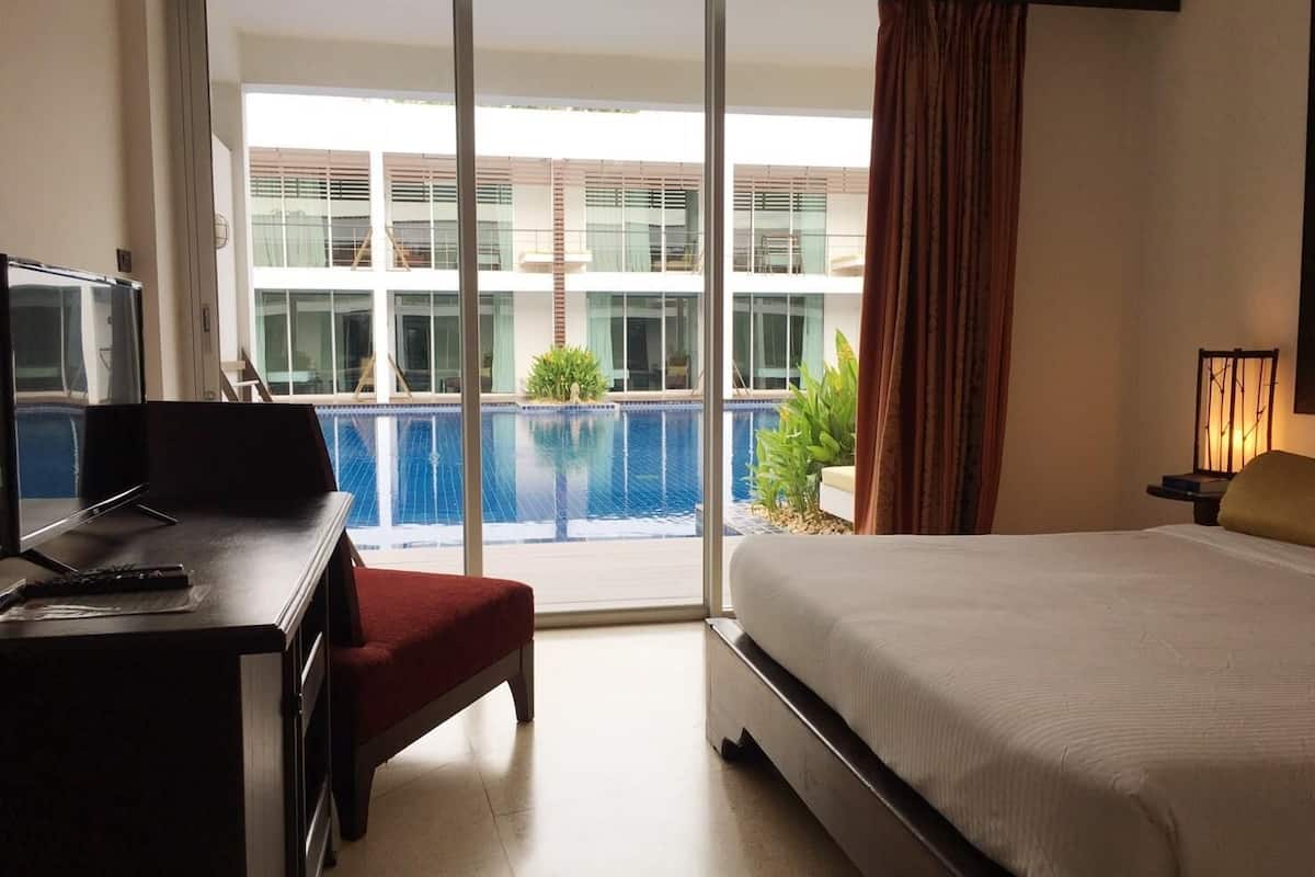 Minibar, coffres-forts dans les chambres, bureau