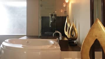 Jacuzzi Suite Pool View | 浴室 | 雨淋花灑、免費梳洗用品、風筒、拖鞋