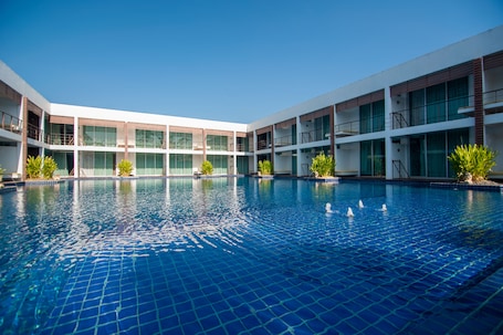 Una piscina al aire libre. Vana Wellness Resort