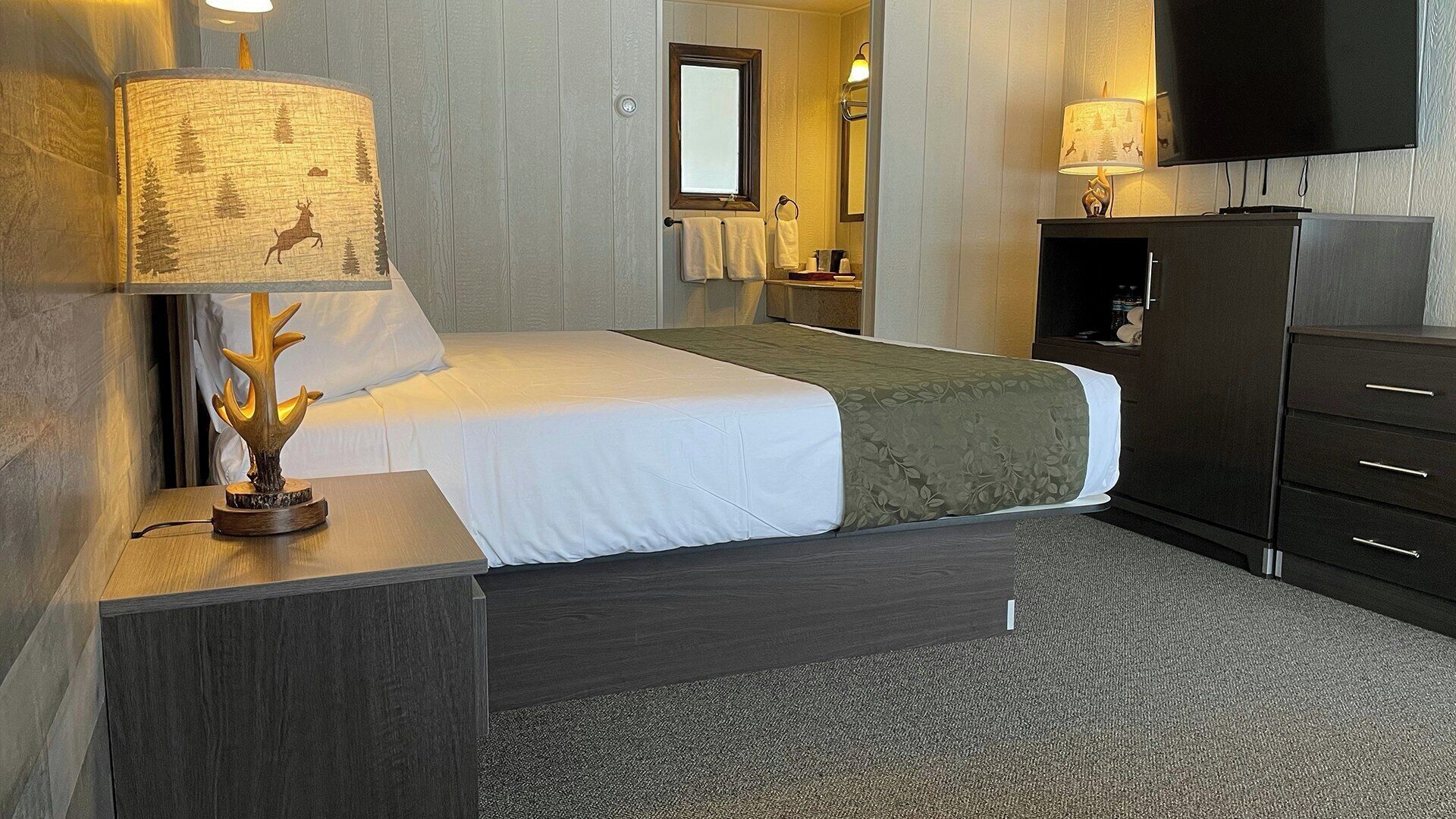 Deluxe Room, 1 King Bed | Desk, blackout curtains, iron/ironing board, free WiFi