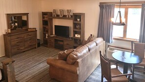 Studio Suite, 1 King Bed, Non Smoking, Jetted Tub | Desk, blackout curtains, iron/ironing board, free WiFi - Adirondack Lodge Old Forge (Thendara)