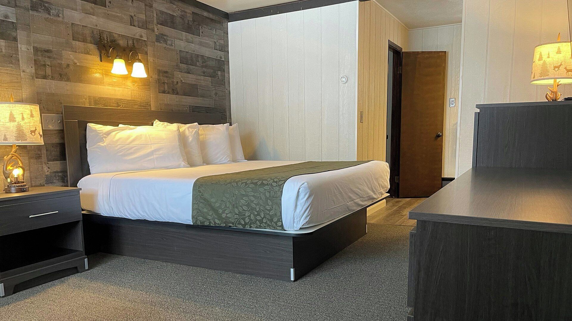 Chambre Deluxe, 1 très grand lit | Bureau, rideaux d’obscurcissement, fer et planche à repasser