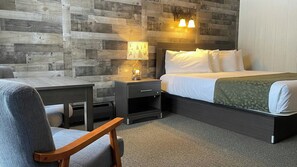 Escritorio, cortinas opacas, tabla de planchar con plancha y wifi gratis