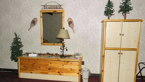 Room, 1 King Bed, Non Smoking, Refrigerator | Desk, blackout drapes, iron/ironing board, free WiFi - Adirondack Lodge Old Forge (Thendara)