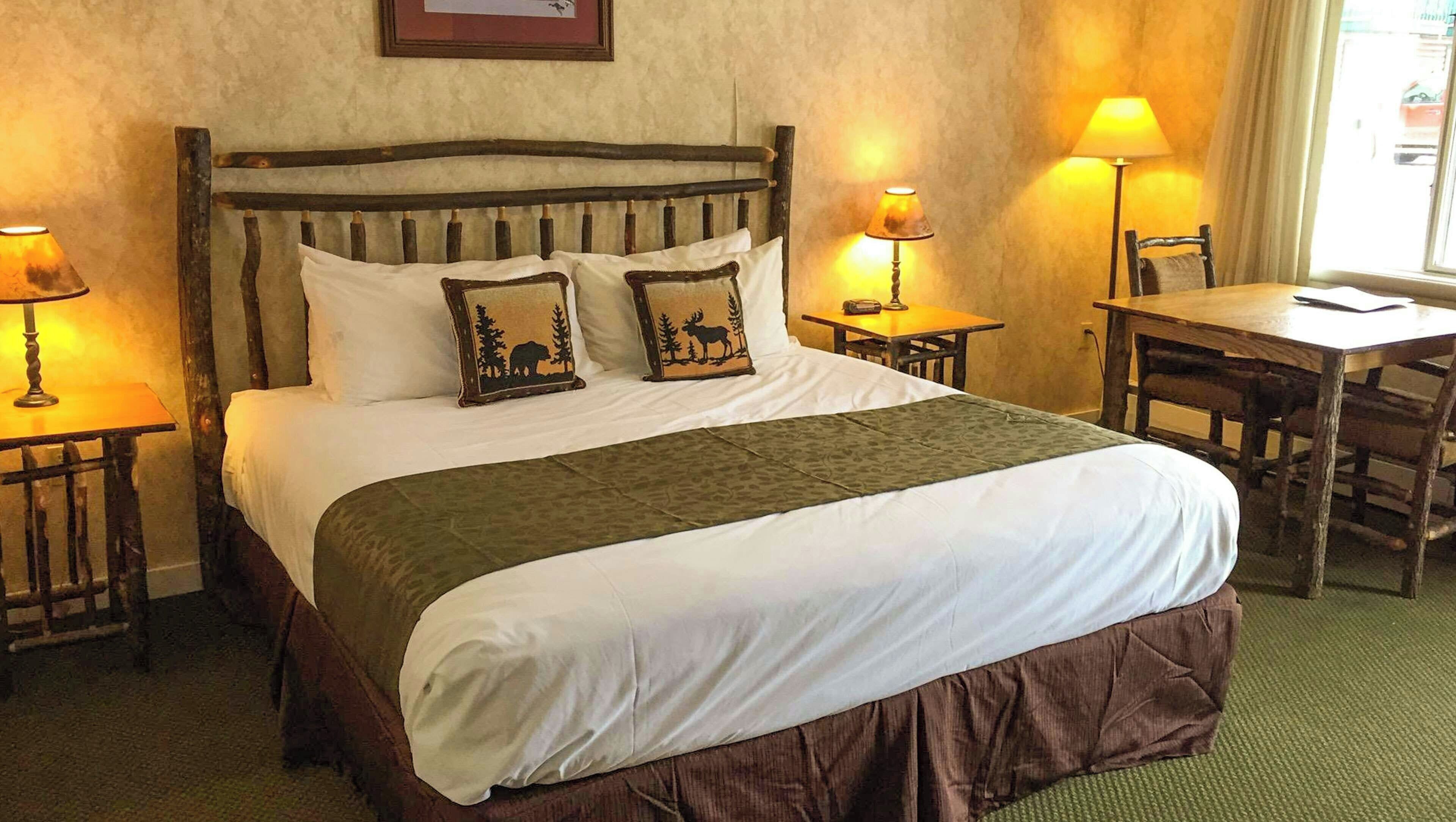 Chambre, 1 très grand lit, non-fumeur, réfrigérateur | Bureau, rideaux d’obscurcissement, fer et planche à repasser