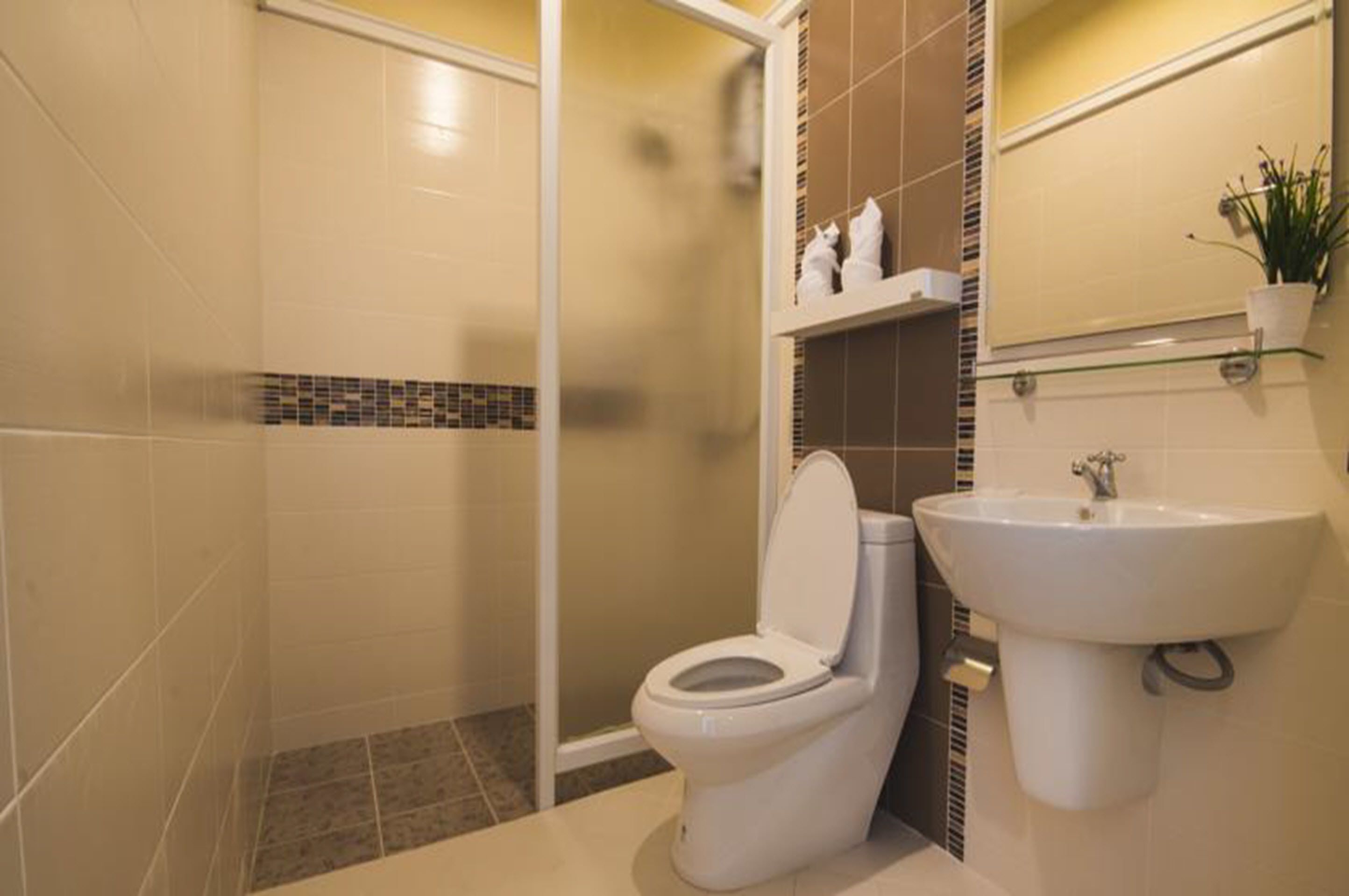 standard twin room | bathroom | shower, free toiletries, hair dryer, slippers