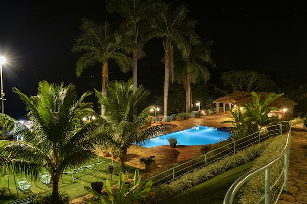 Piscina externa, espreguiçadeiras