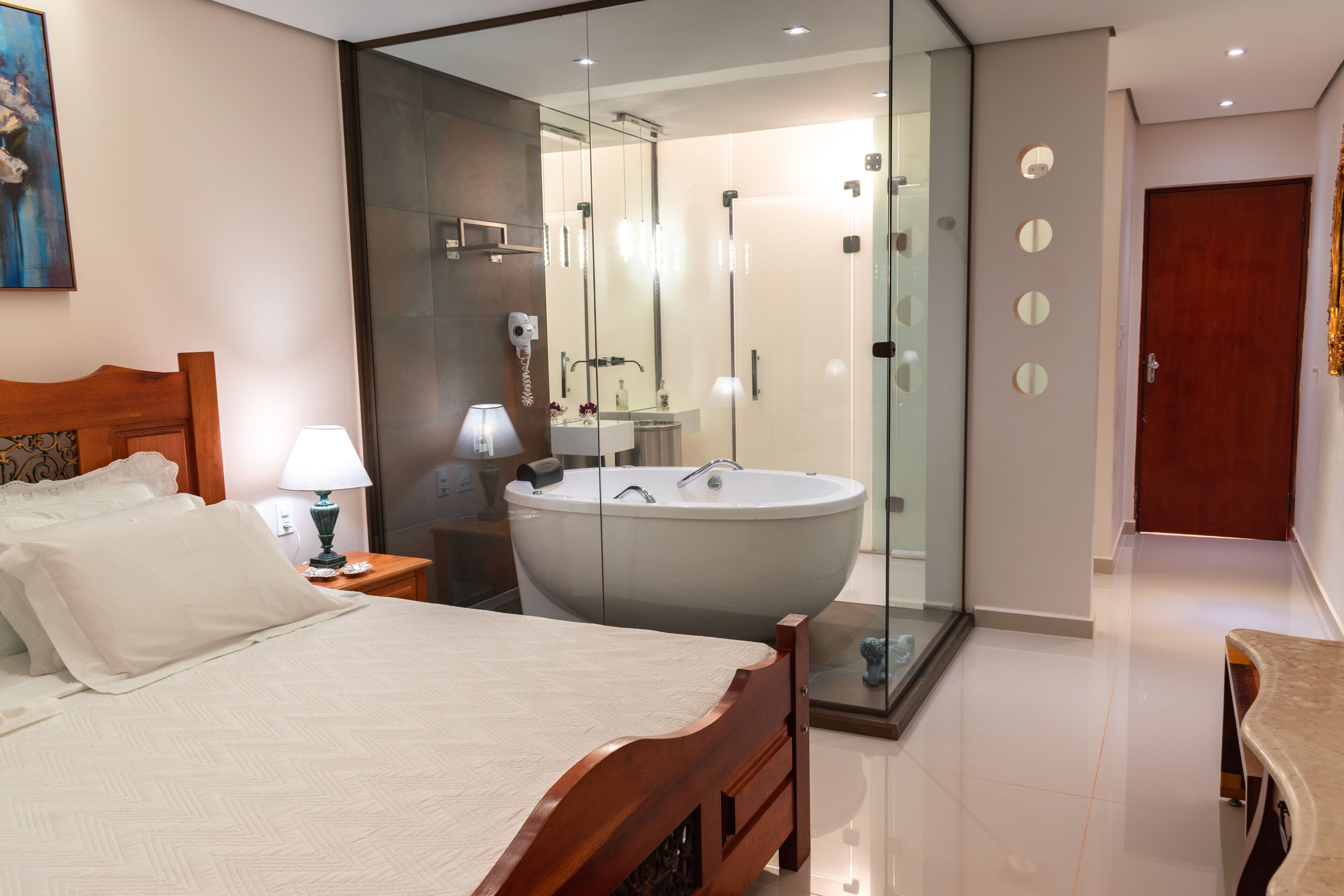 Luxo Contemporanea | Bathroom | Free toiletries, hair dryer, towels, soap