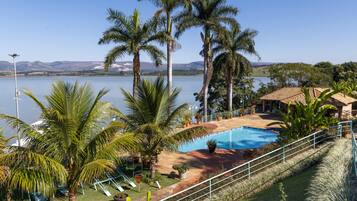Piscina externa, espreguiçadeiras