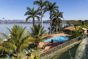 Outdoor pool, sun loungers - BellaMinas Pousada (Guape)