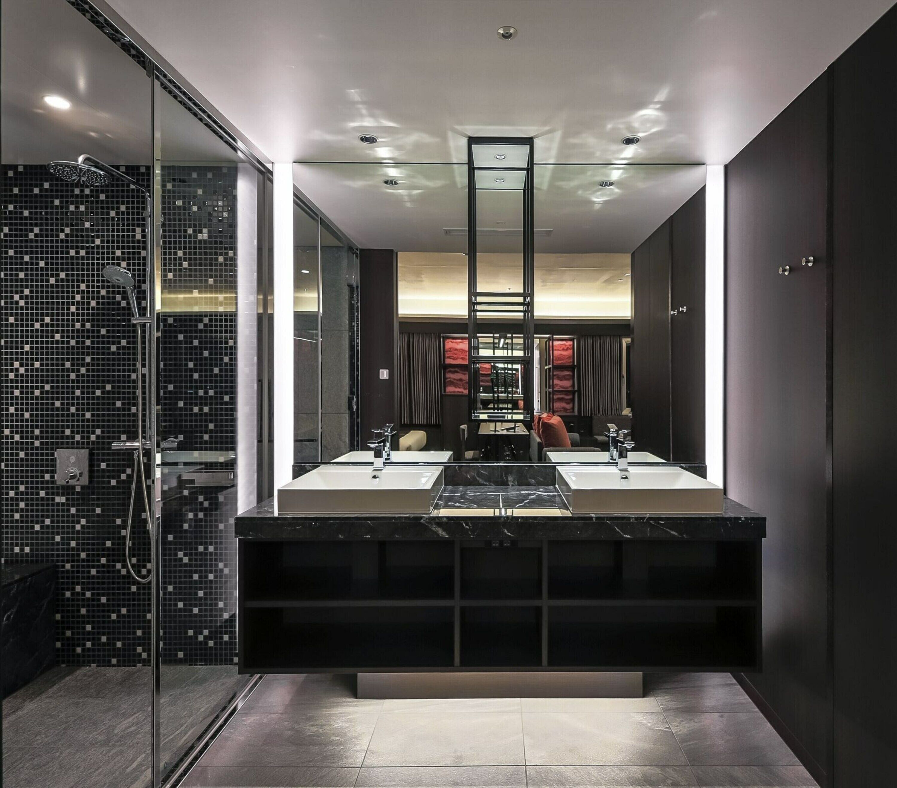 suite, non smoking | bathroom | combined shower/bathtub, deep-soaking bathtub, free toiletries