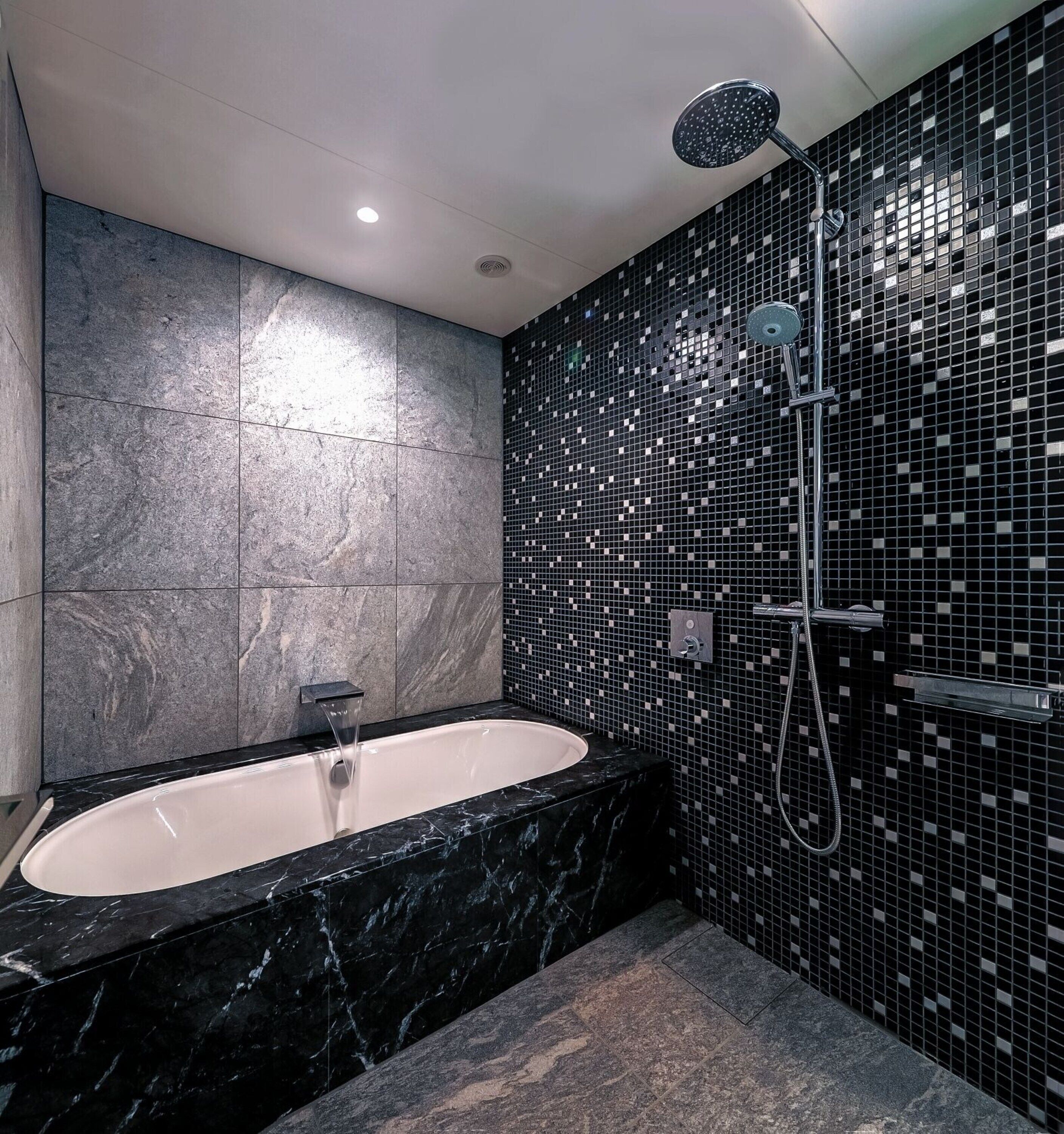 suite, non smoking | bathroom | combined shower/bathtub, deep-soaking bathtub, free toiletries
