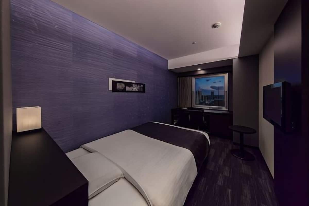 1 dormitorio, ropa de cama de alta calidad, escritorio