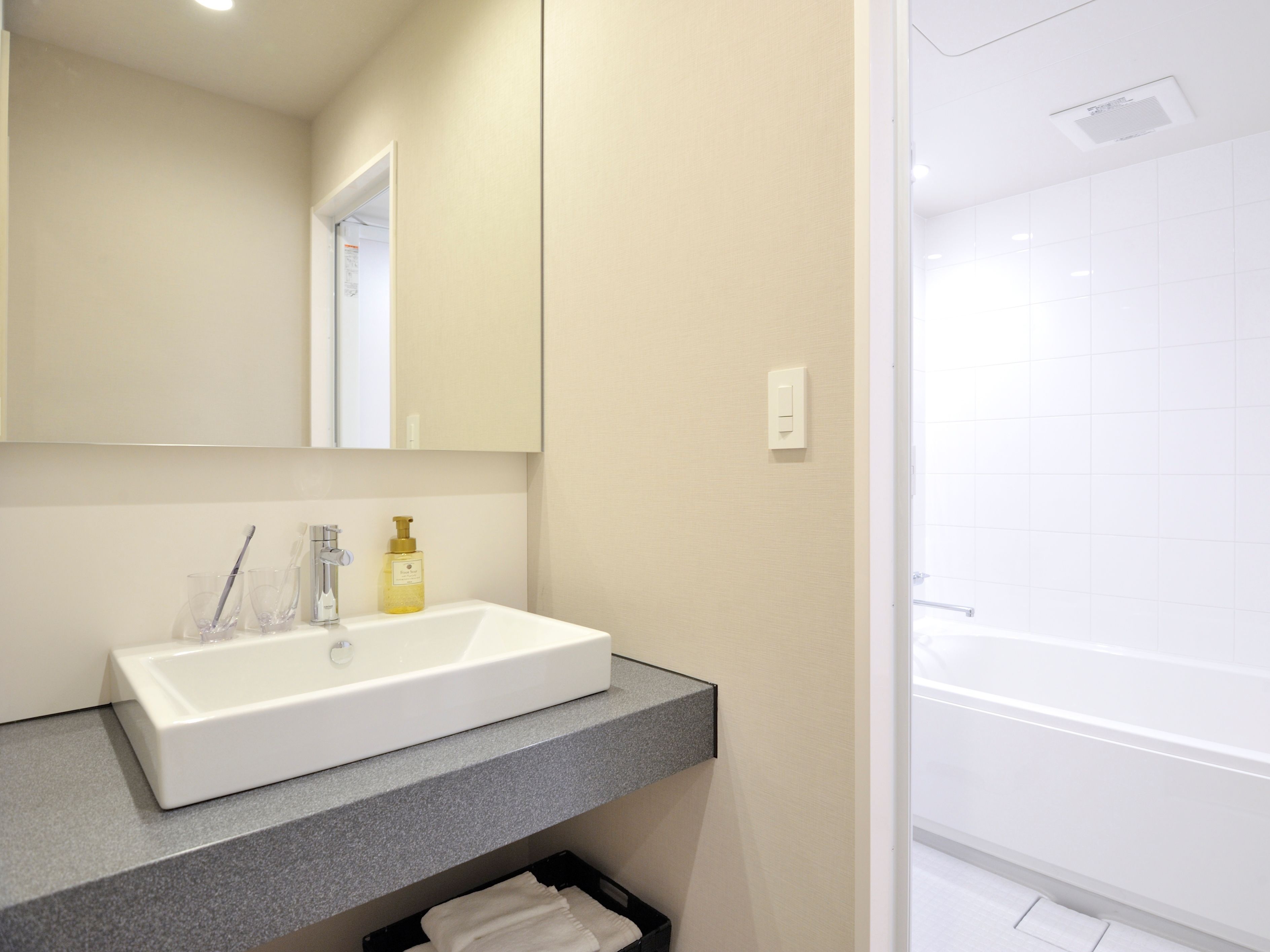 deluxe twin room, 2 double beds, non smoking | bathroom | combined shower/bathtub, deep-soaking bathtub, free toiletries