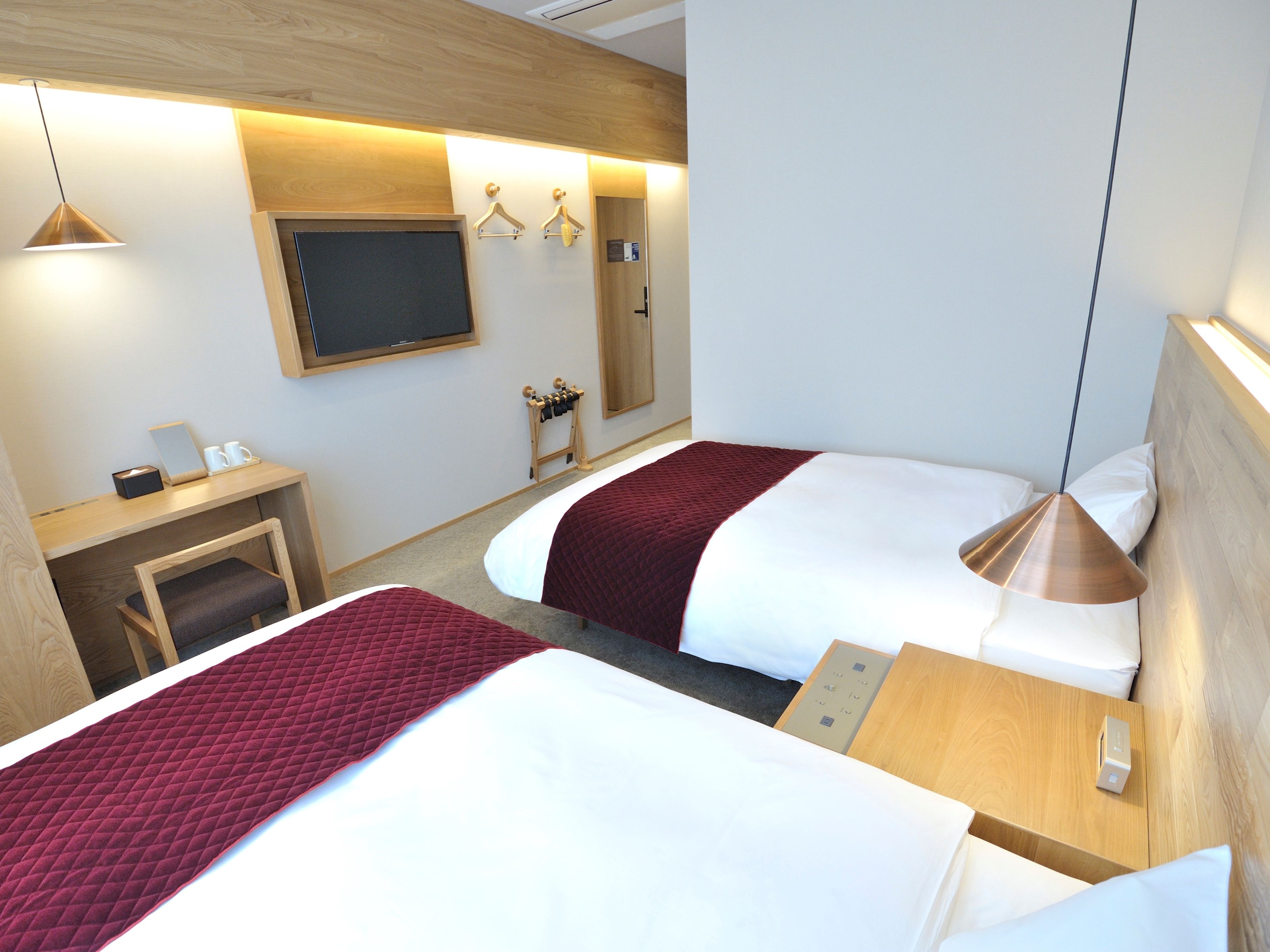 desk, free wifi, bed sheets