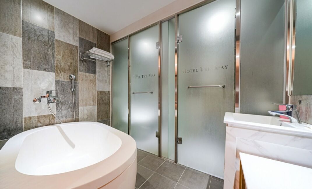 deep-soaking bathtub