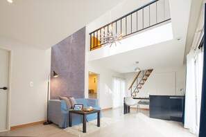 Deluxe Room | Living area | Flat-screen TV - Skylake Pension (Hongcheon)