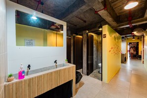 Shower, rainfall showerhead, free toiletries, towels - Sleeper Hostel (Krabi)