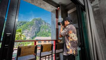 Blackout drapes, free WiFi, bed sheets