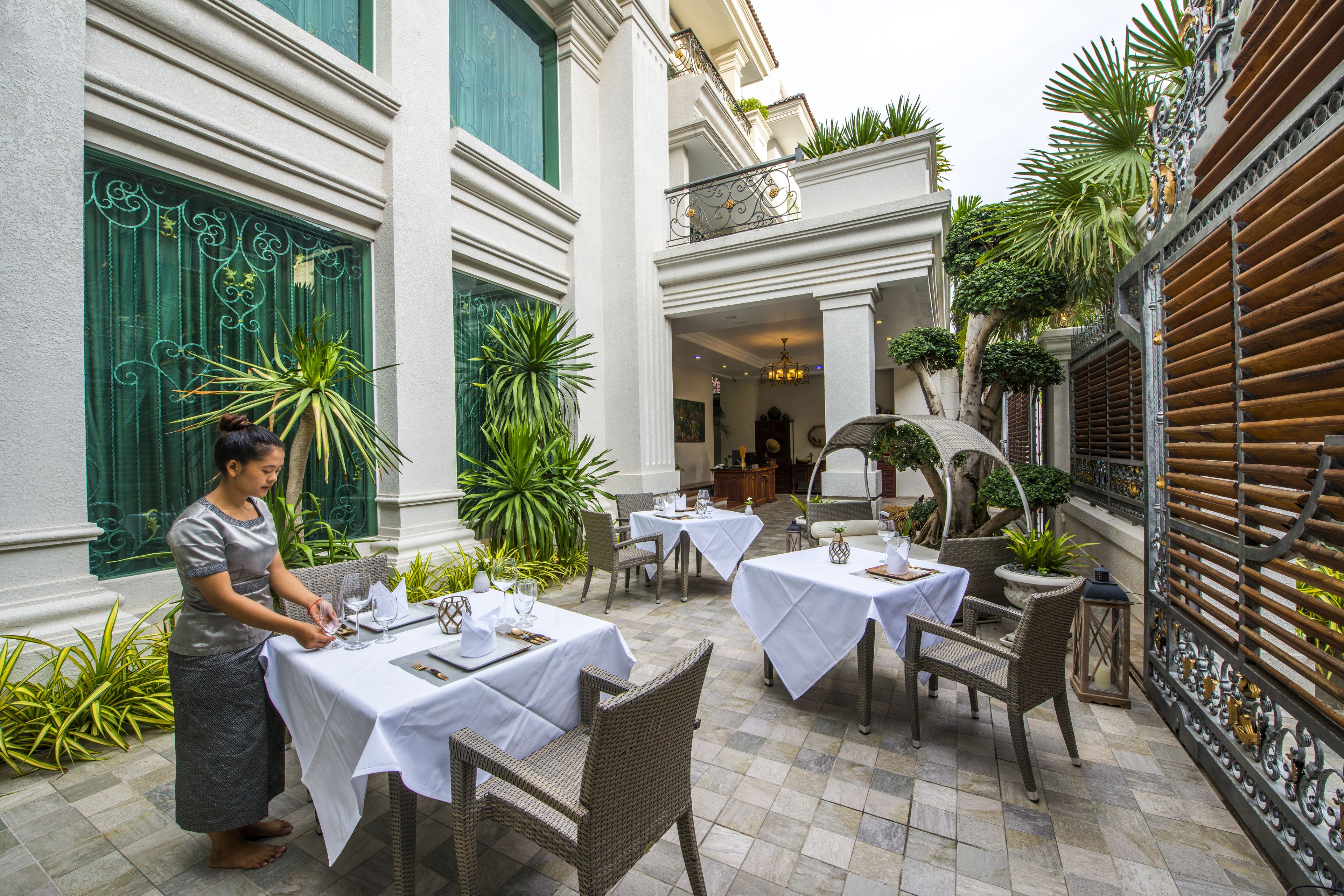 Breakfast, lunch served; local and international cuisine, garden views 