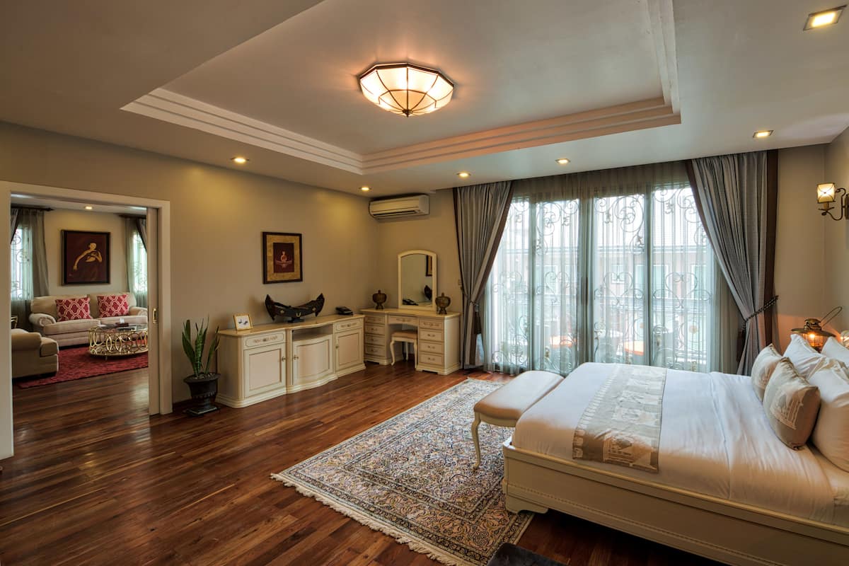 Premium bedding, minibar, in-room safe, desk