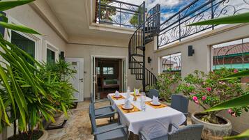 Double Room with Terrace - Free Airport Pick Up and Transfer | Room service - dining