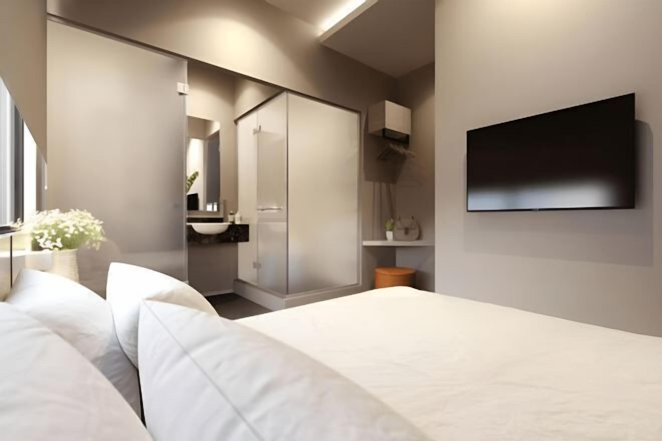 Desk, iron/ironing board, free WiFi, wheelchair access