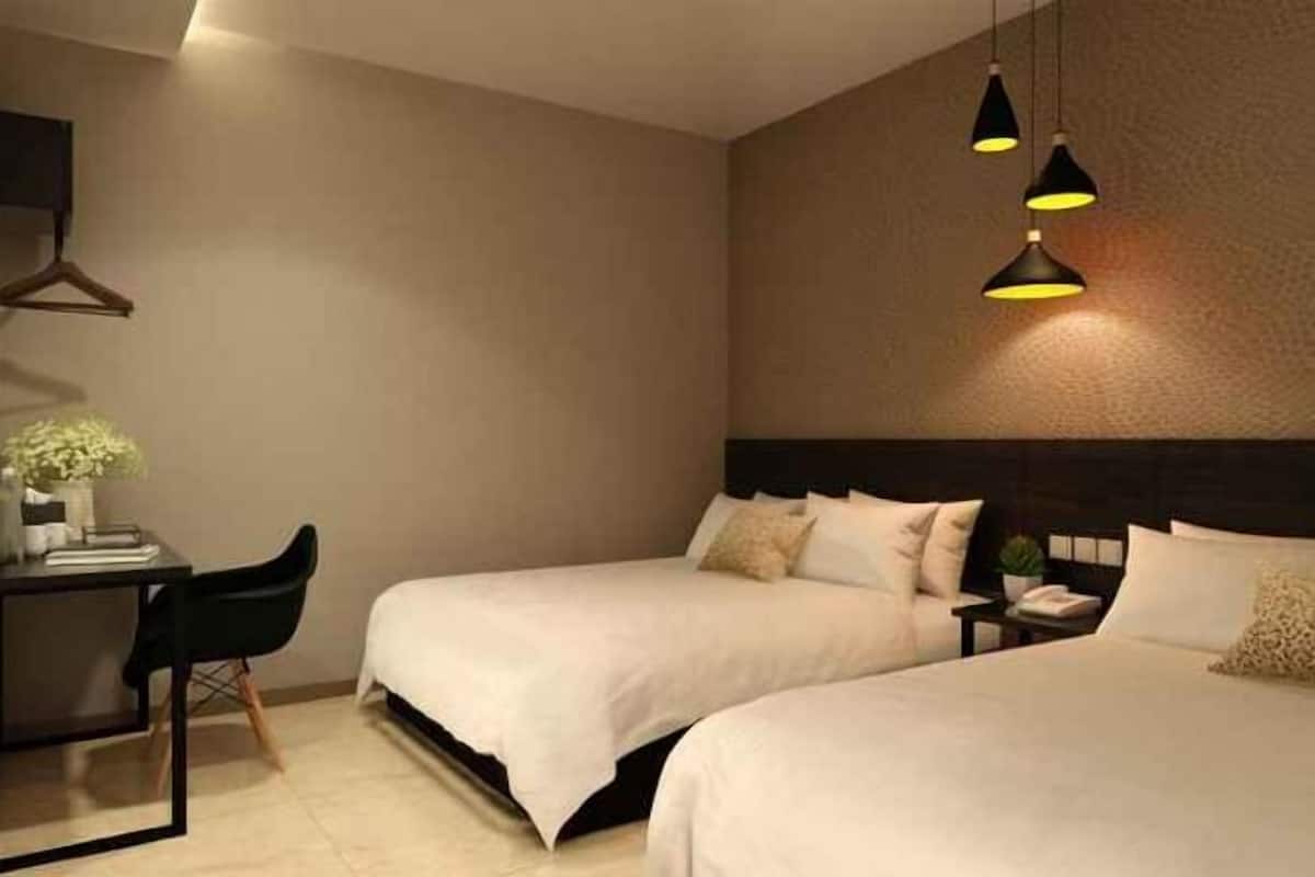 Escritorio, tabla de planchar con plancha y wifi gratis