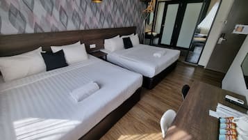 Habitación familiar (2 Kings Beds, Window) | Escritorio, tabla de planchar con plancha y wifi gratis