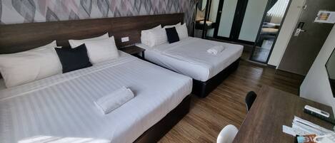 Familjerum (2 Kings Beds, Window) | Skrivbord, strykjärn/strykbräda, gratis wi-fi och rullstolsanpassning