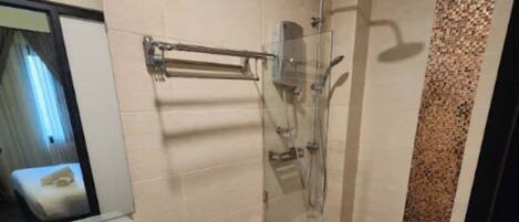 Un baño con inodoro, lavabo y ducha.
